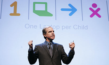 Nicholas Negroponte nunha das presentacións do proxecto OLPC