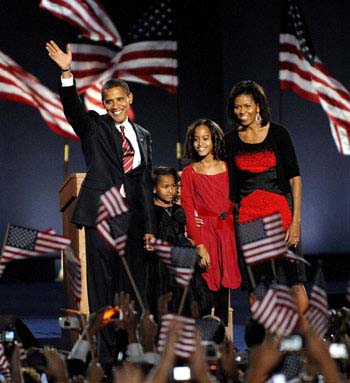 Obama coa súa familia logo da súa victoria, nunha imaxe de Tannen Maury/EFE